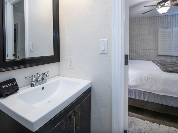 Luxury 2 Bedroom Sleeps 8 - 75 Yards to Gondola- Hot tub